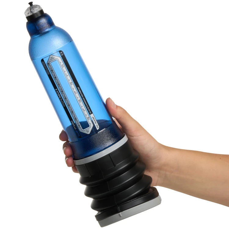 Bathmate - Hydromax 8 penispumppu. Sininen. vertauskuva, tuotetta pidetään kädessa