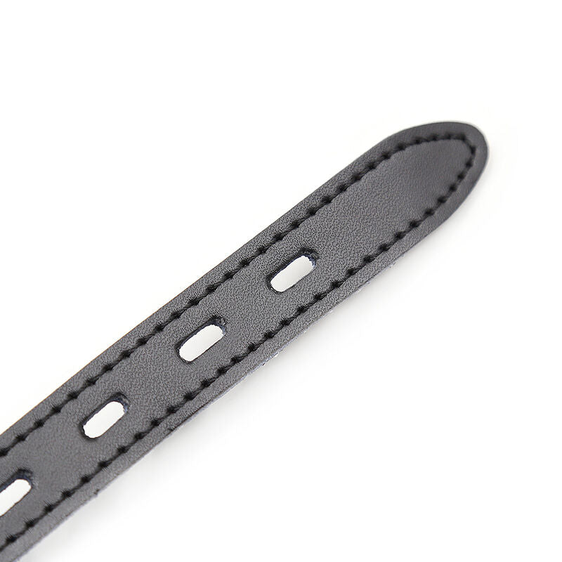 Silikoninen suupallo nahkahihnalla. Lähikuva soljen reistä.