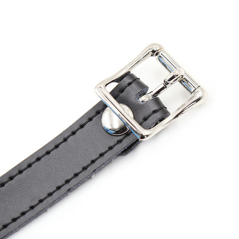 Silikoninen suupallo nahkahihnalla. Lähikuva soljesta.