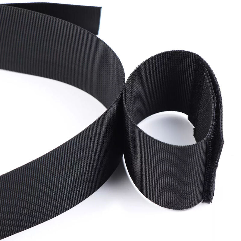 Rannesiteestä lähikuva ja tarrakiinnistys.